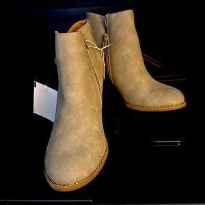 Report Platform zipper booties 7.5 NWT